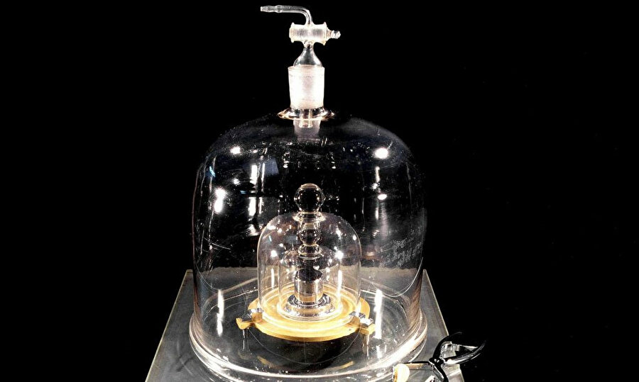 Isısı ve basıncı kontrol altında tutulan üç seviyede mühürlü, gerçek kilogramın uluslararası prototipi.