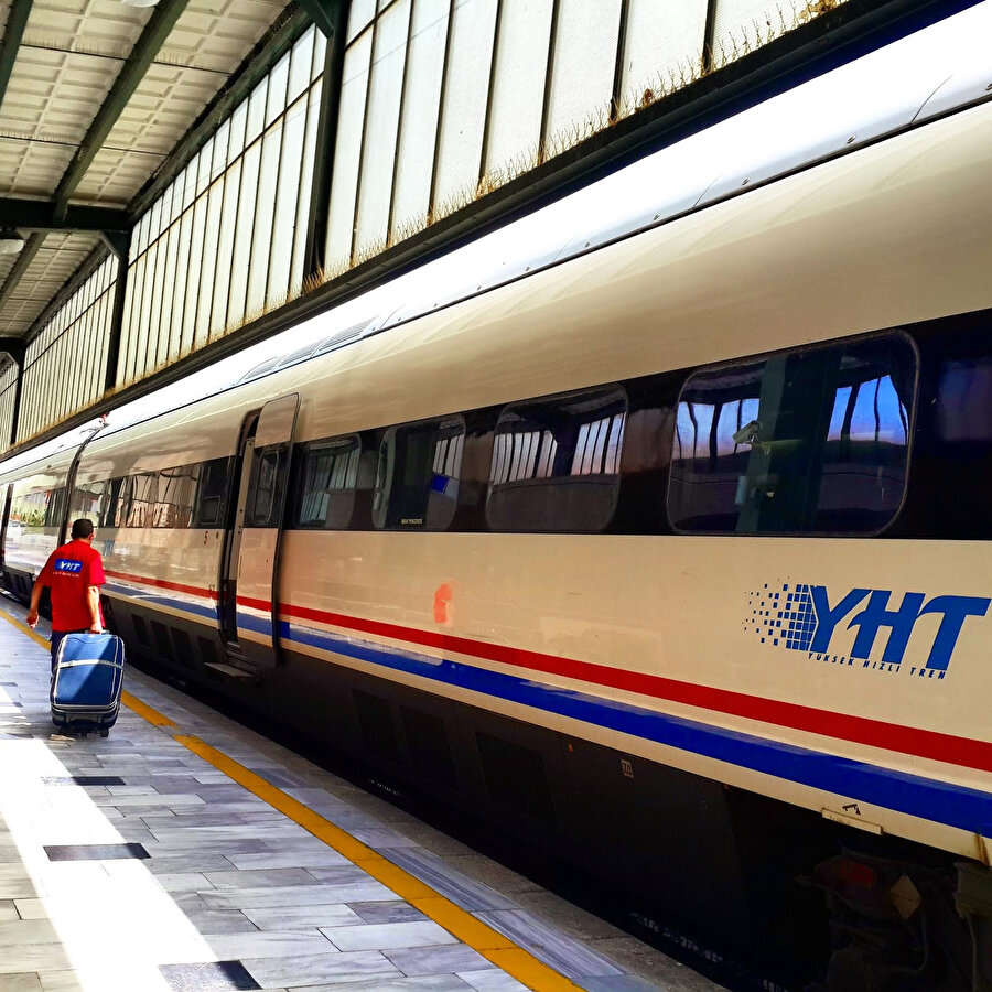 2009 yılında başlayan Yüksek Hızlı Tren YHT ile yolcu taşımacılığıyla Türkiye’nin dört bir yanı hızlı tren (YHT) ve Yüksek Hızlı Tren (YHT) hatlarıyla birbirine bağlanıyor. 