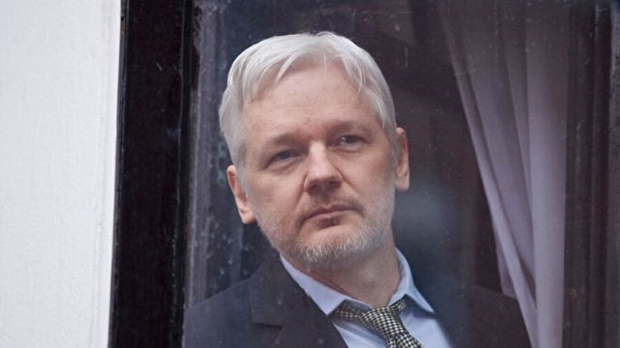 Julian Assange gizli belgeleri sızdırmak suçundan suçlanıyor ancak hakkında hazırlanmış bir iddianame yok.