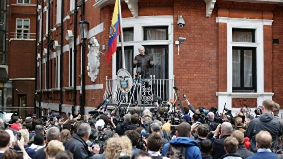 Assange'in Ekvador Büyükelçiliğinde gazetecilere yaptığı basın açıklaması