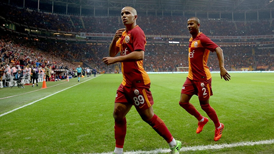 Feghouli ve Mariano, golü sarı kırmızılı taraftarlarla birlikte kutluyor...