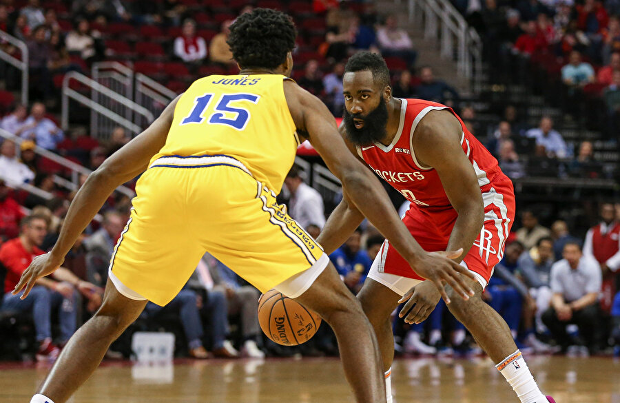 James Harden, rakibiyle birebir oynarken...