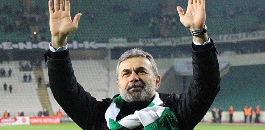 Aykut Kocaman, Konyaspor'u çalıştırdığı dönemde kendisini alkışlayan taraftarları selamliyor.
