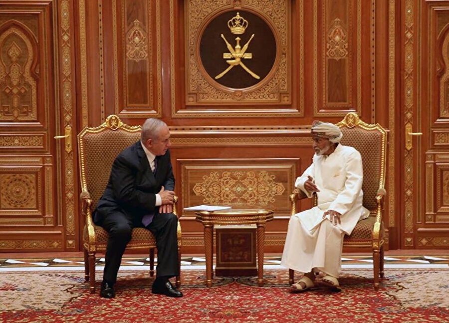  İsrail Başbakanı Benyamin Netanyahu 'nun Umman'ı ziyaretinde Sultan Kabus, Netanyahu'yu çalışma ofisinde bizzat ağırlamıştı.