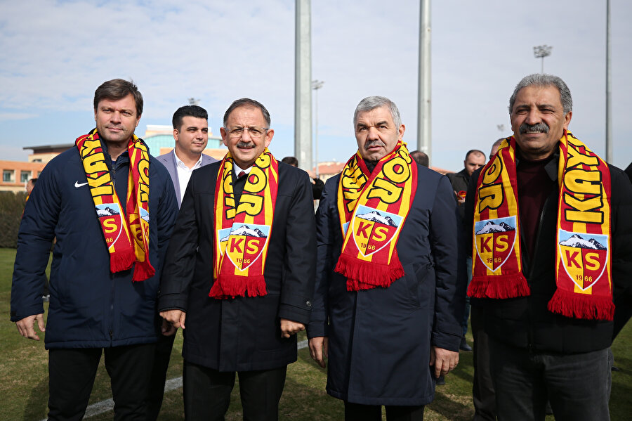 Ertuğrul Sağlam, Mehmet Özhaseki, Mustafa Çelik ve Erol Bedir birlikte poz verdiler.