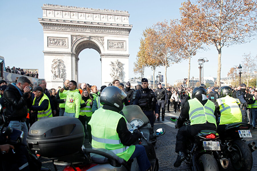 Paris'te otoyolu kapatmak isteyen göstericiler güvenlik güçlerinin müdahalesiyle dağıtıldı.
