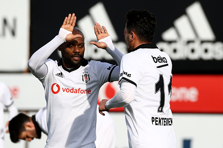 Vagner Love, attığı gol sonrasında Mustafa Pektemek'i tebrik etti.