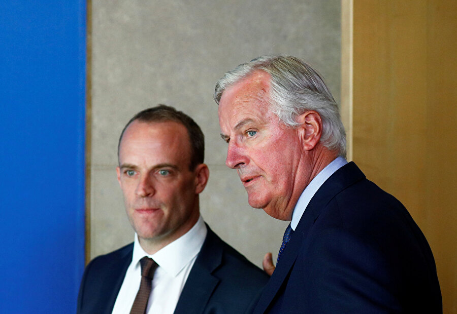 İngiltere'nin Brexit Sekreteri Dominic Raab ve Brexit müzakerecisi Michel Barnier. 
