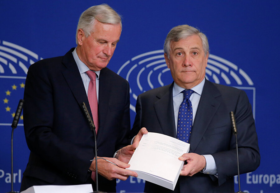 Avrupa Parlamentosu Başkanı Antonio Tajani ve Avrupa Birliği Genel Başkanı Brexit müzakerecisi Michel Barnier, İngiltere'nin Strazburg'daki Avrupa Parlamentosu'ndaki Brexit ile ilgili bir basın toplantısında İngiltere'den çekilme anlaşmasını imzalamıştı.