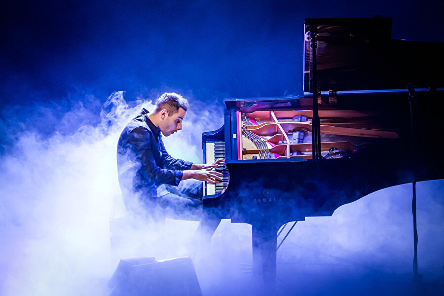27 yaşındaki genç piyanist Bence'in İzmir'de yapacağı konsere ilgi büyük.