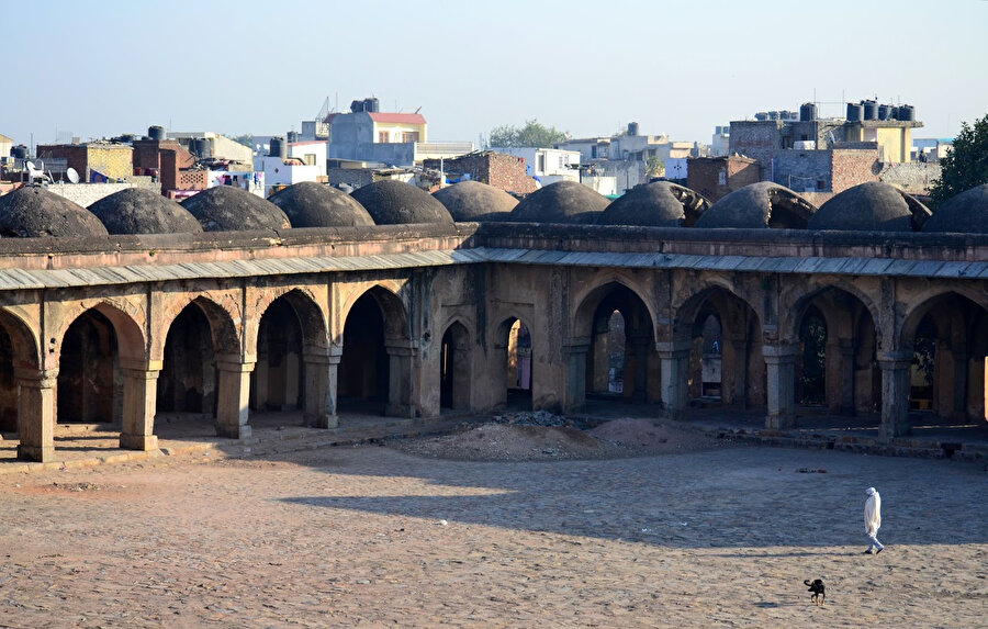 Firuz Şah Tuğluk zamanında Delhi'de inşa edilen Begumpur Camii'nin medrese kısmından günümüze kalan bölüm.