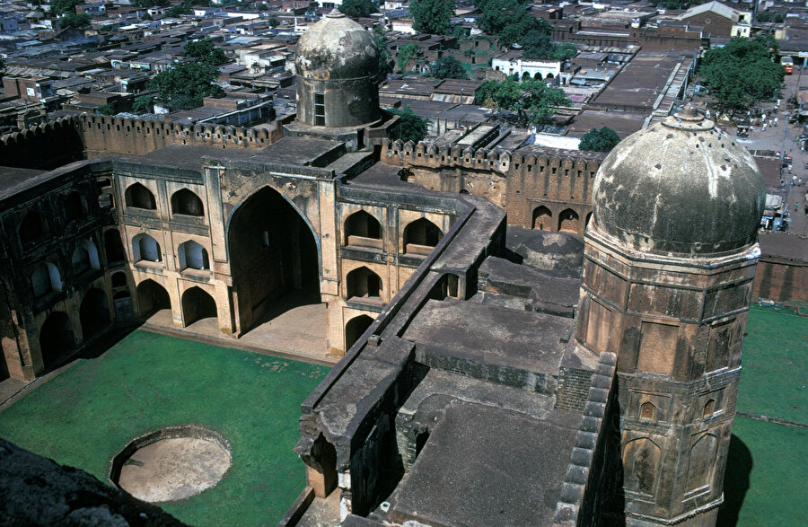 Hindistan'ın Bidar kentinde Behmenîler döneminde (1463 civ.) inşa edilen Mahmud Gavan Medresesi.