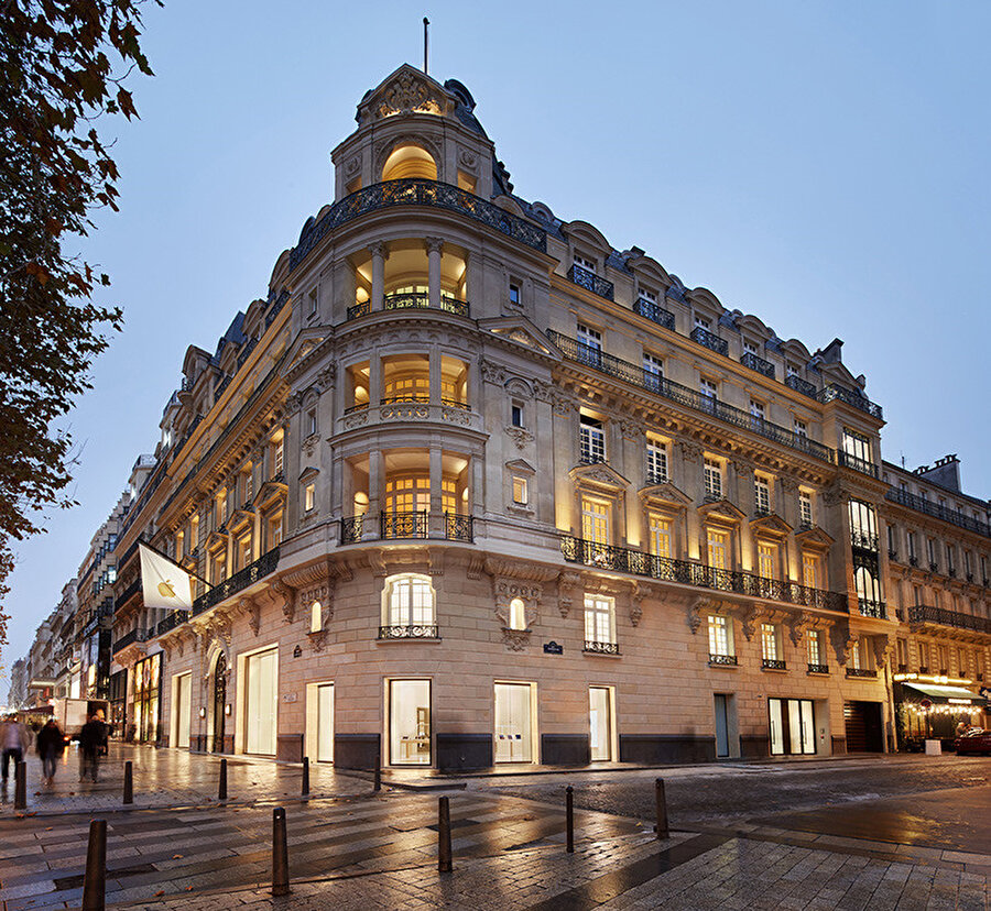 Apple, dünyanın en meşhur caddelerinden, meydanlarından birisi olan Champs-Elysees'de tasarım harikası bir satış ofisi açtı.