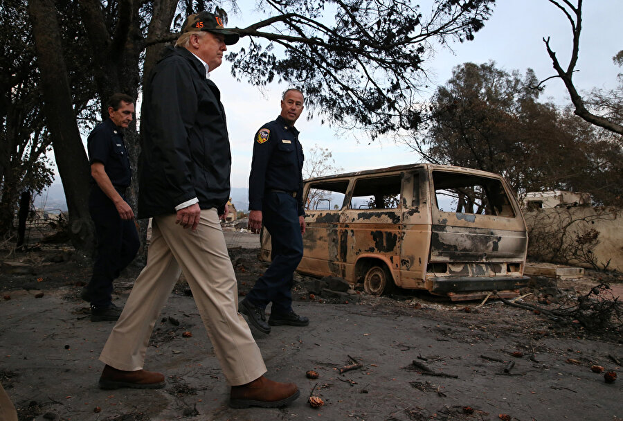 ABD Başkanı Trump, Malibu'da orman yangınından zarar gören yerlerde incelemelerde bulundu.