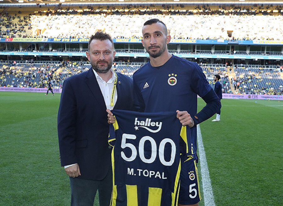 Geçtiğimiz günlerde ligdeki 500. maçına çıkan Mehmet Topal'a bu özel gün anısına forma takdim edilirken.
