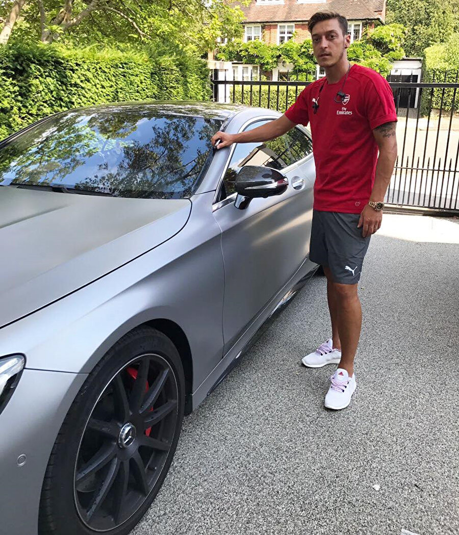 29 yaşındaki başarılı futbolcu Özil'in, İngiltere'nin en büyük futbol kulüplerinden olan Arsenal'la 2021 yılına kadar sözleşmesi bulunuyor.