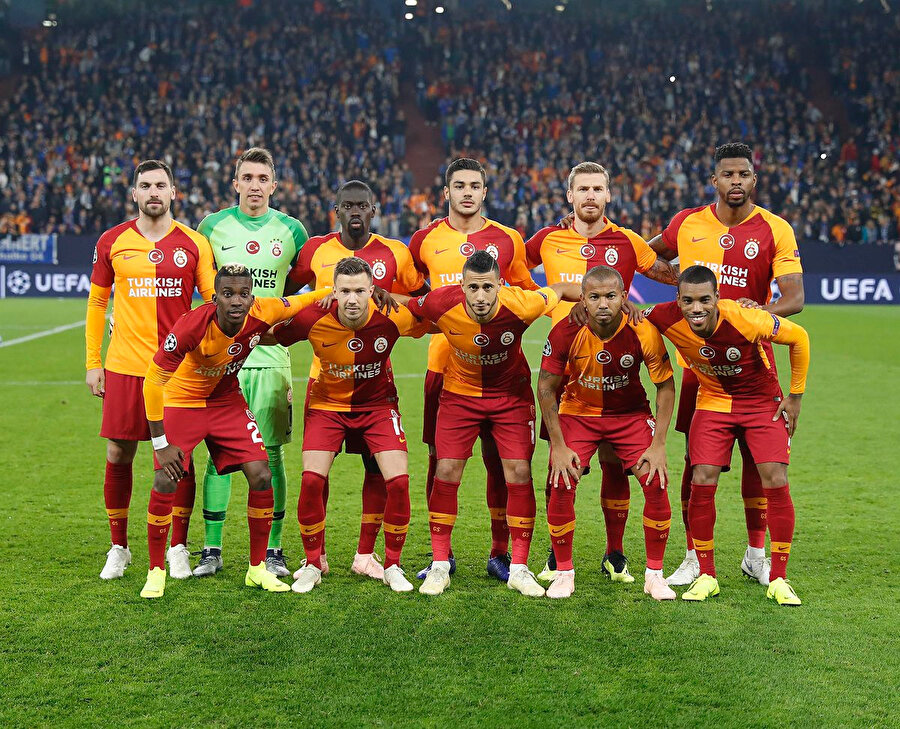 Galatasaraylı futbolcular, Schalke 04 maçı öncesinde fotoğraf çekiminde.