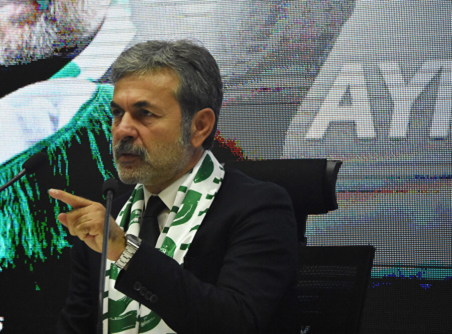 Aykut Kocaman düzenlenen imza töreninde açıklamalarda bulunuyor.