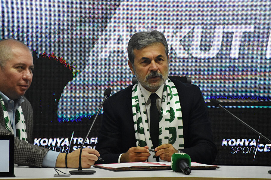 Aykut Kocaman kendisini 2 yıllığına Atiker Konyaspor'a bağlayan mukaveleye imza atıyor.