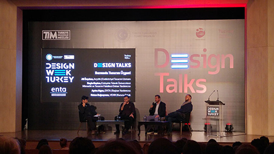Konuşmacular, 'Design Talks' adı verilen sahnede yer aldı.