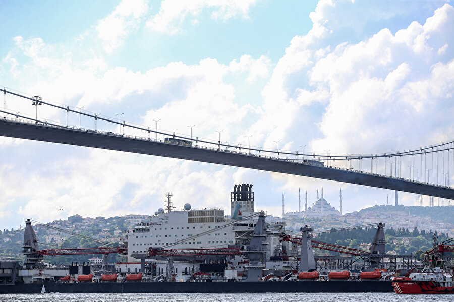 TürkAkım Doğalgaz Boru Hattı'nın derin sulardaki kısmını döşeme görevini üstlenen Pioneering Spirit gemisi, üçüncü kez İstanbul Boğazı'ndan geçmişti.
