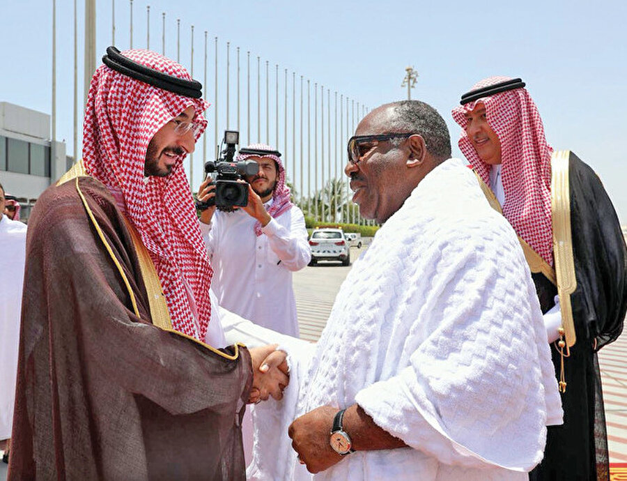 Bu yılın başında Suudi Arabistan'ı ziyaret eden Ali Bongo'yu Prens Abdullah bin Bender bin Abdulaziz karşılamıştı. 