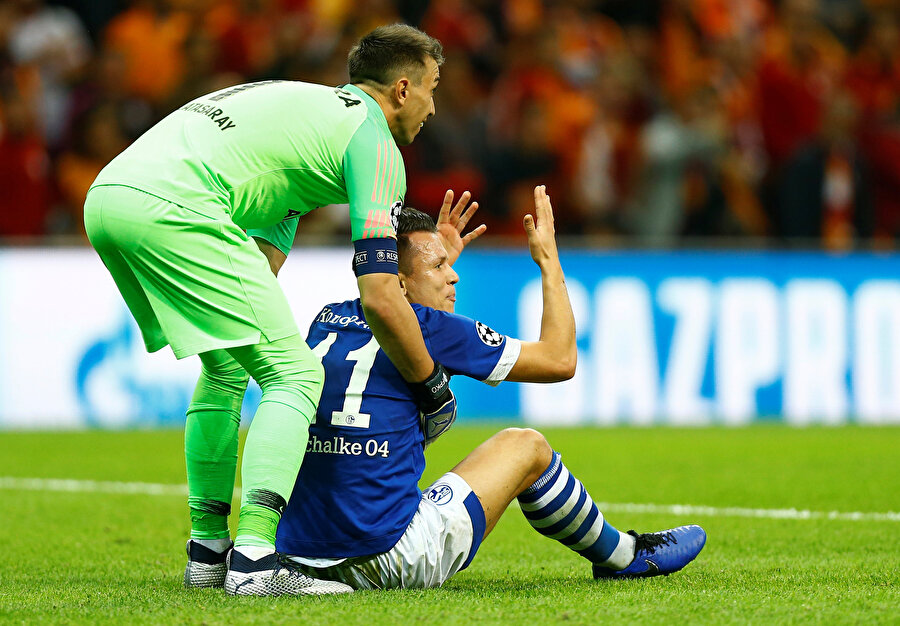 Sakin yapısıyla bilinen Fernando Muslera, Türk Telekom Stadyumu'nda oynanan Schalke 04 maçında yerde kalan rakibini ayağa kaldırıyor...