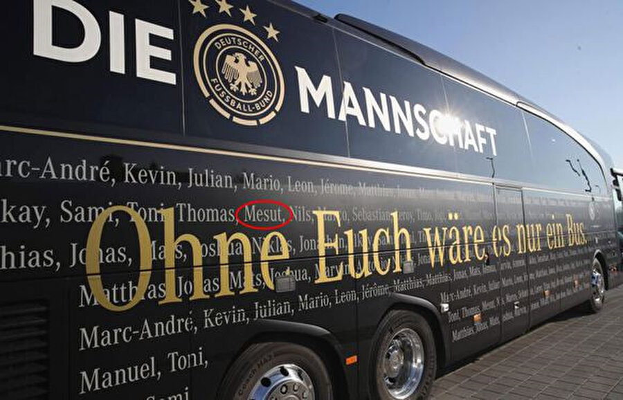 Yaz aylarında Almanya Milli Takımı'nı bıraktığını açıklayan Mesut Özil'in adı, hala takım otobüsünde yer alıyor...