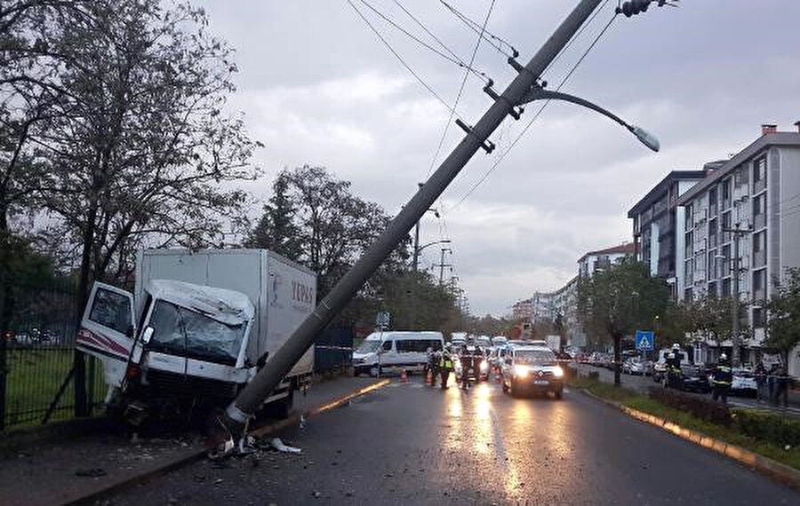 Karşıdan karşıya geçmek isteyen 51 yaşındaki ünlü astrolog Egemen Töreli'ye çarpan kamyonet, elektrik direğini de devirdi.