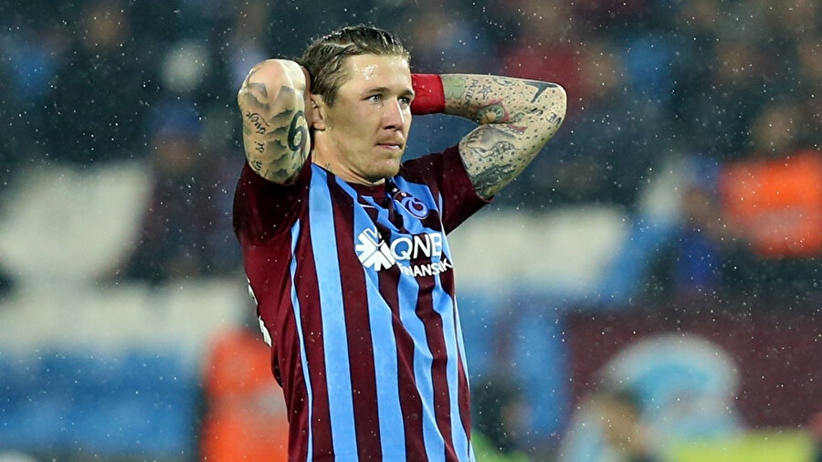 Kucka yararlanamadığı gol pozisyonunun ardından büyük üzüntü yaşıyor.