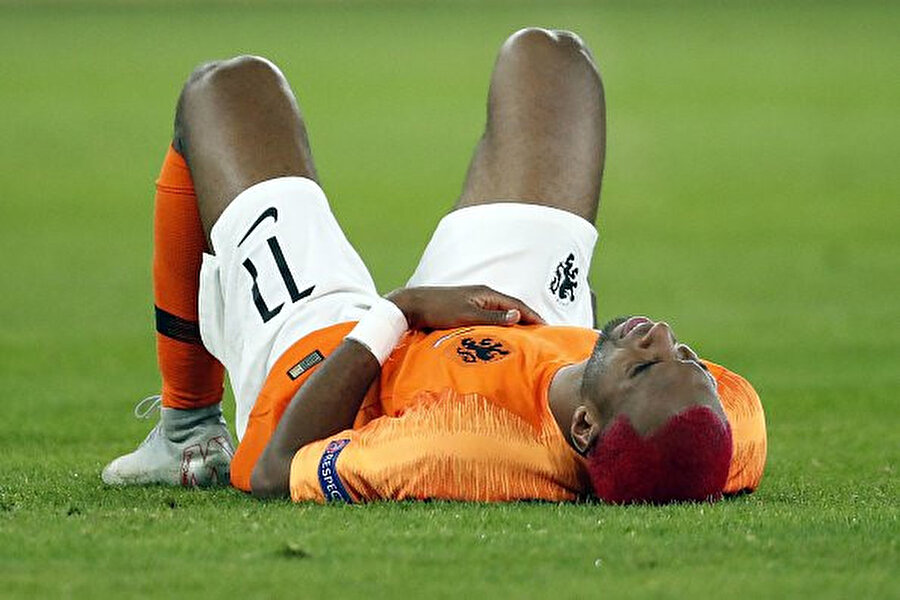 İlk yarının son dakikalarında yerde kalan Hollandalı oyuncu, sağ arka adelesinde yaşadığı sakatlık nedeniyle oyuna devam edemedi.