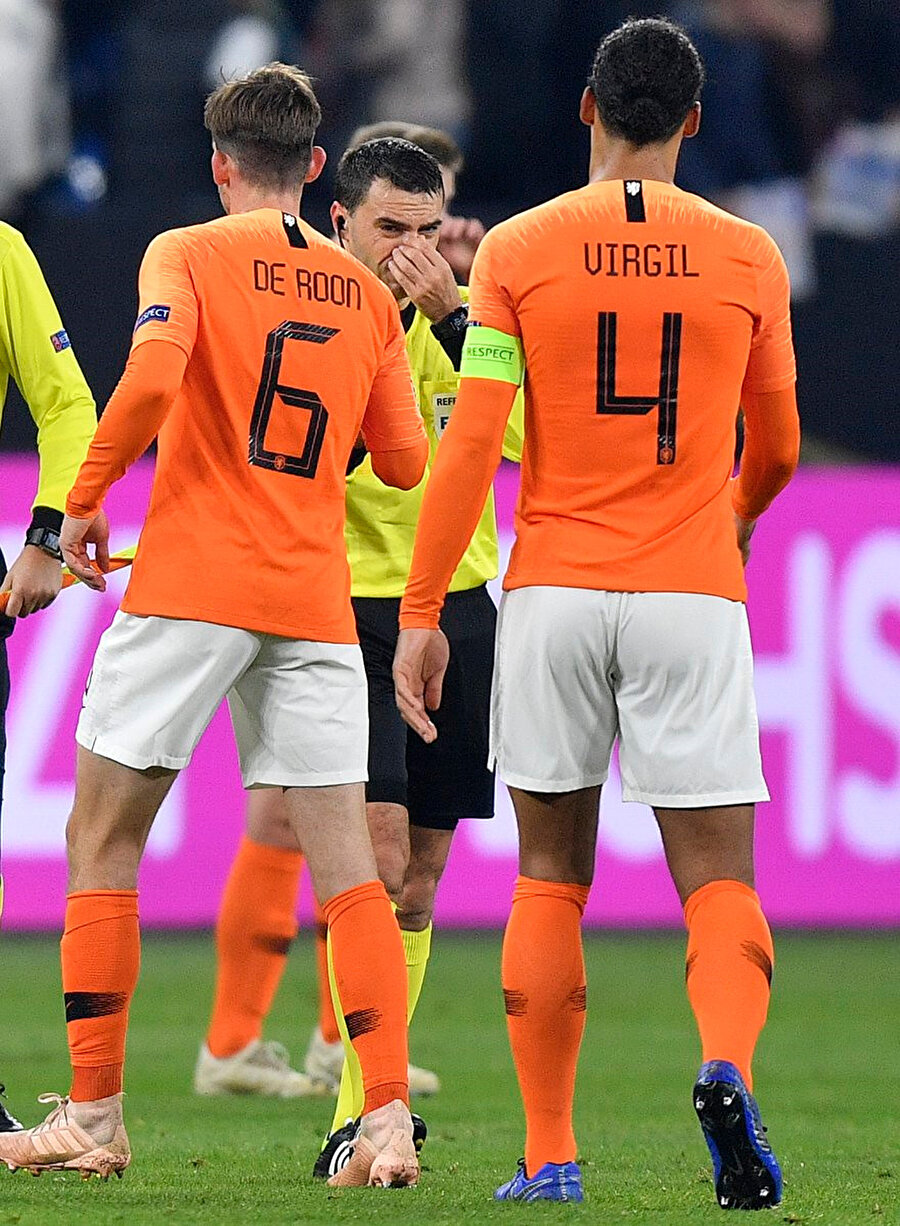 Hollanda kaptanı, maç sonunda duygusal anlar yaşayan Hategan'ın yanına gidiyor...