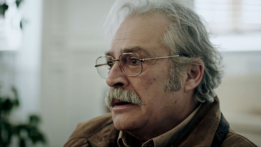 Haluk Bilginer'in canlandırdığı emekli adliye memuru, Agah Beyoğlu.