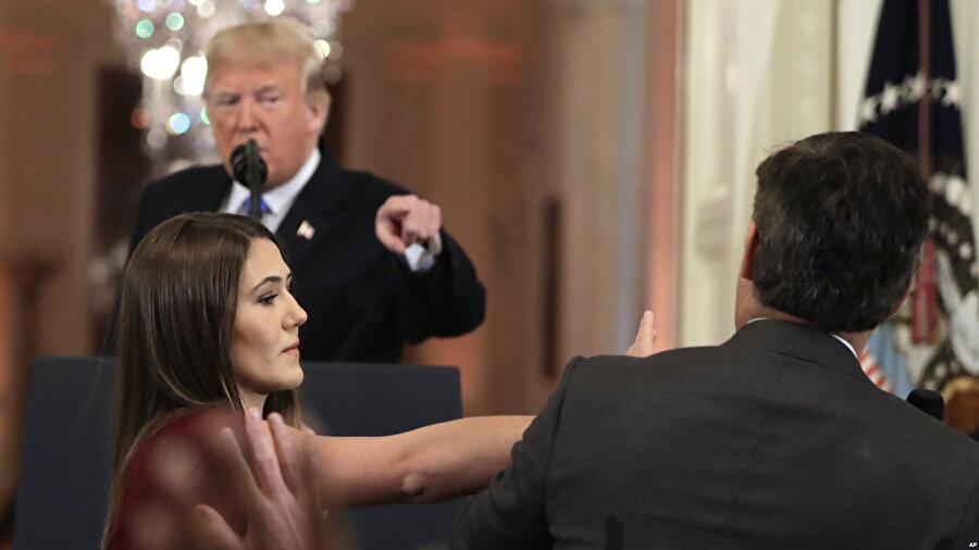  Acosta'nın art arda birkaç soru sorması üzerine bir Beyaz Saray görevlisi Acosta'nın elinden mikrofonu almaya çalışmıştı.