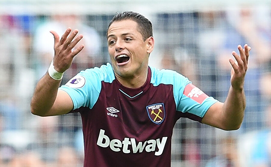 Javier Hernandez, kaçırdığı gol sonrası tepkisini ortaya koyarken.