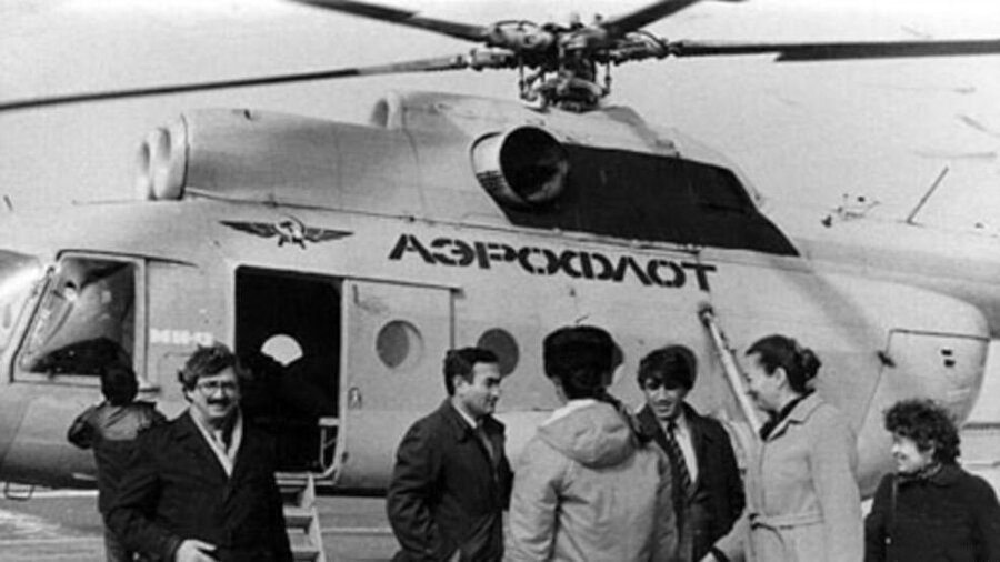 Helikopter havalanmadan bir kaç dakika öncesi... Solda kazada hayatını kaybeden gazeteci Osman Mirzayev gözüküyor.