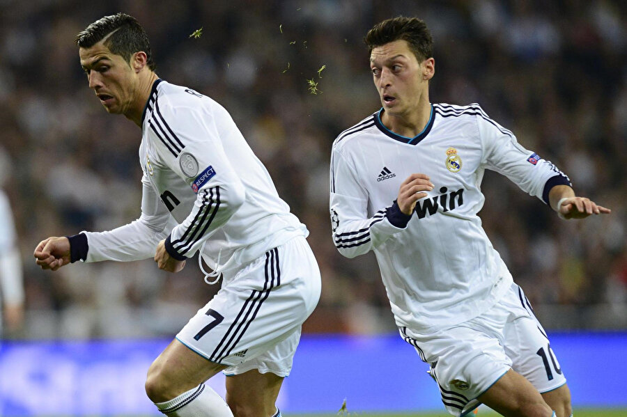 Ronaldo ve Özil, kısa paslarla rakiplerini geçiyor...