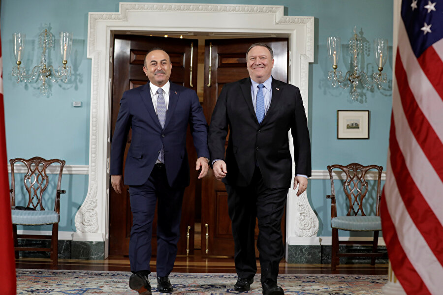 Dışişleri Bakanı Mevlüt Çavuşoğlu (solda) ve ABD Dışişleri Bakanı Mike Pompeo (sağda)n