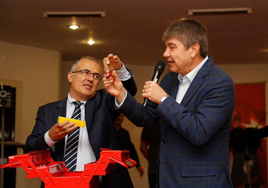 AK Parti Antalya İl Başkanı İbrahim Ethem Taş, yerel seçimlerde Antalya Büyükşehir Belediye Başkan adaylarının mevcut başkan Menderes Türel olduğunu açıkladı.