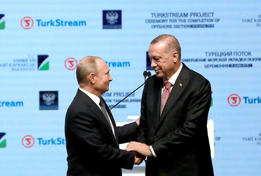 Türk Akımı doğalgaz boru hattı projesinin denizden geçen kısmı tamamlandı. İstanbul'da düzenlenen törende de Türk Akımı Projesi'nin deniz bölümüne döşenecek son boru, Cumhurbaşkanı Recep Tayyip Erdoğan ve Rusya Devlet Başkanı Vladimir Putin'in talimatıyla indirildi. 