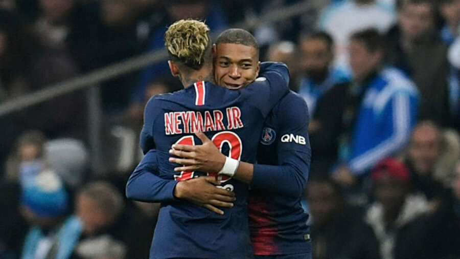 Neymar ve Mbappe birbirlerine sarılarak alınan galibiyeti kutluyor...