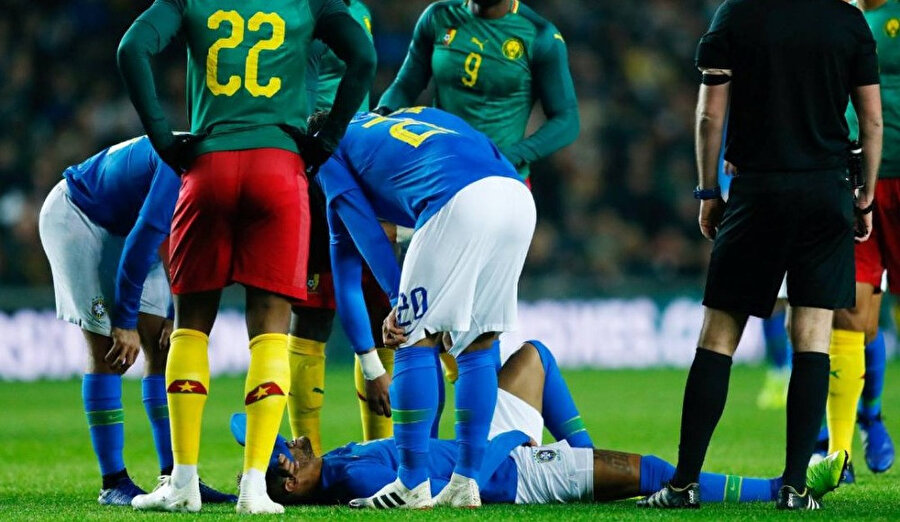 Sakatlık geçiren Neymar'a takım arkadaşları yardımcı olmaya çalışıyor...