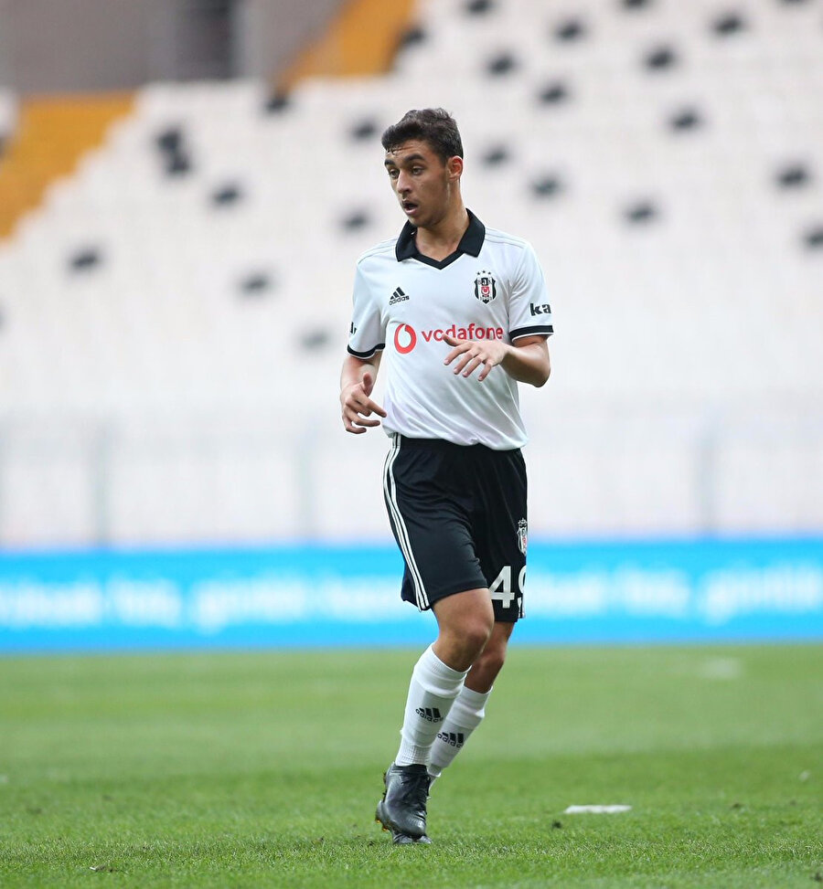 Kartal Kayra Yılmaz, Vodafone Park'ta oynanan maçta pas almak için boş alana hareketleniyor.