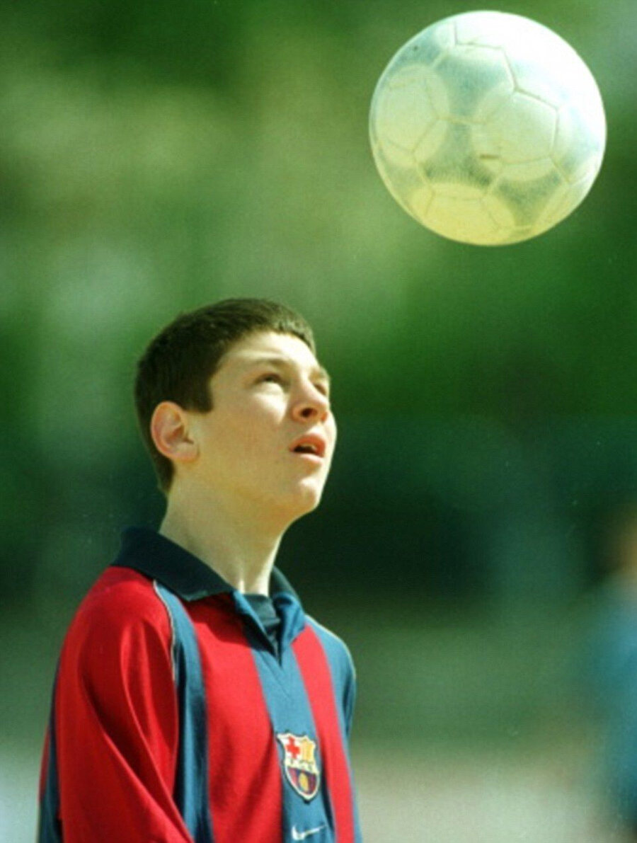 Lionel Messi, La Masia'da topla oynuyor.