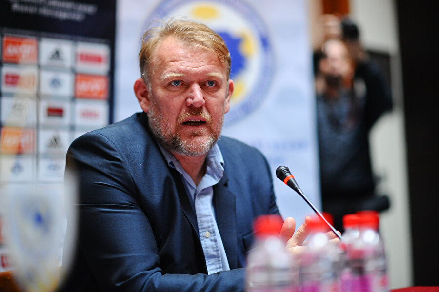 Bosna Hersek Milli Takımı teknik direktörü Robert Prosinecki basın toplantısında soruları yanıtladı.