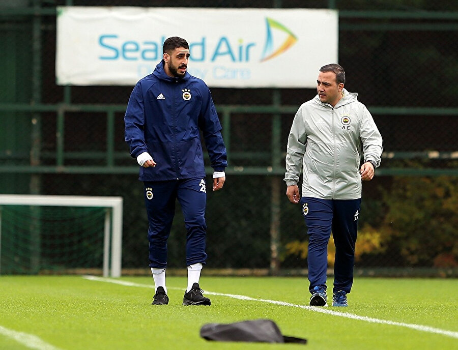 Tolga Ciğerci bu sezon ilk sahada çalışıyor...