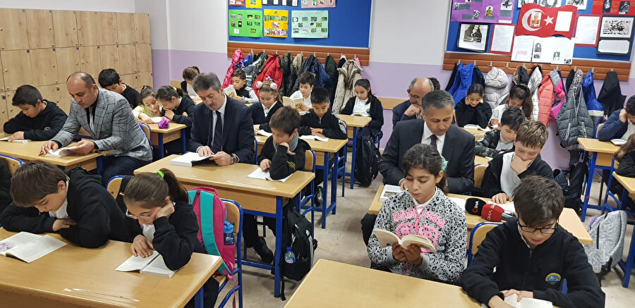  İstanbul Valisi Ali Yerlikaya öğrencilerle sınıfta kitap okumuştu.