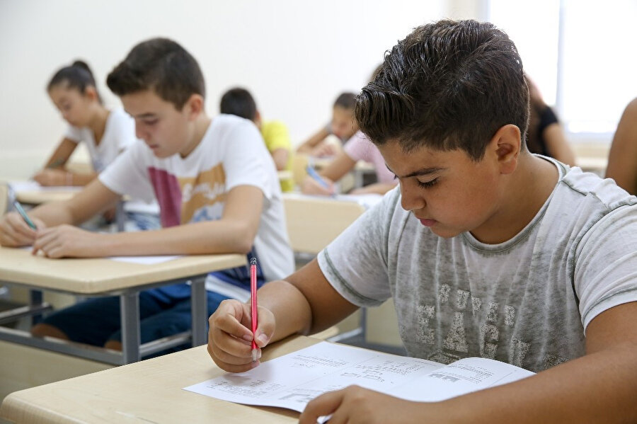 Merakla beklenen örnek sınav soruları öğrencilerin hizmetine açıldı.