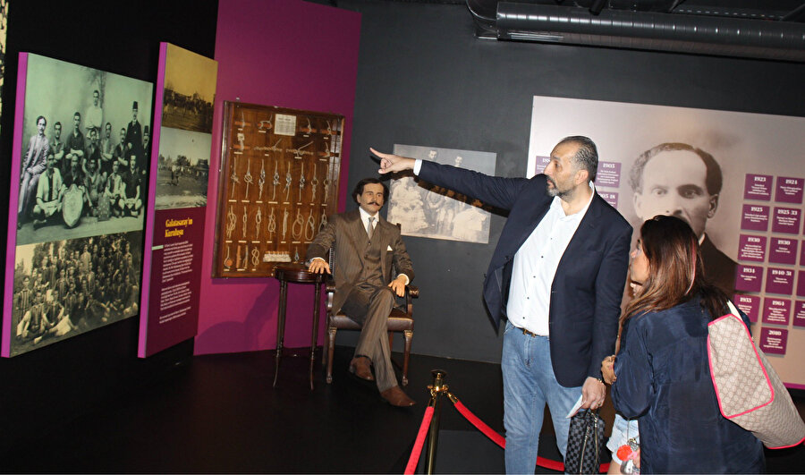 Sedat İncesu ailesiyle birlikte Galatasaray Müzesi'ni geziyor.