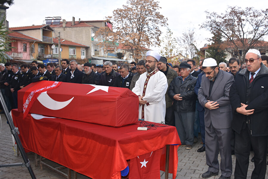 Pilot adayı Merve Altun'un tabutuna Türk bayrağı sarıldı.